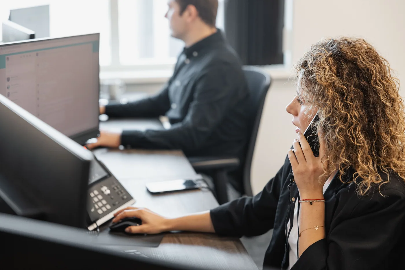 Een collega van Interlogic helpt iemand telefonisch