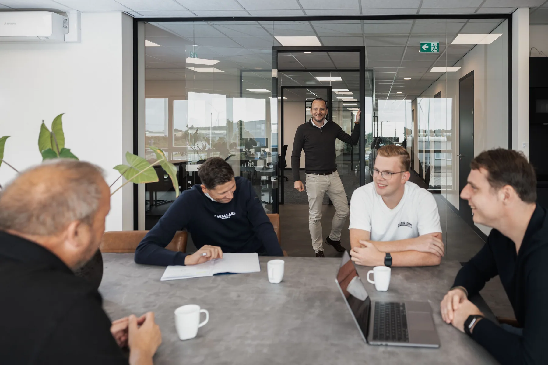 Collega's van Interlogic tijdens een teamoverleg